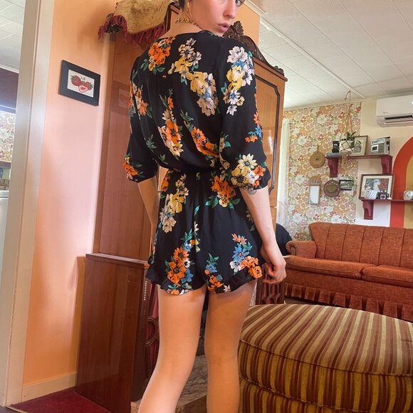 Floral plunge V neck Romper! - Picture 8 of 16